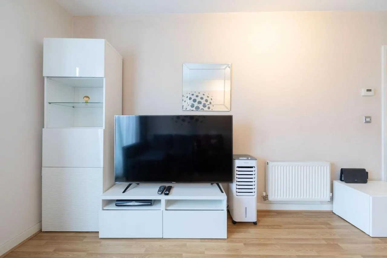 Pass The Keys Cosy 1Bed Apartment Nearby Canary Wharf Londen